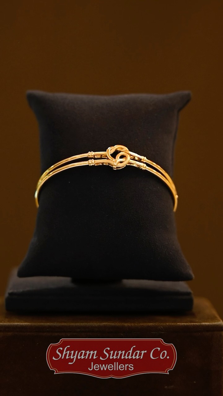 A timeless symbol of elegance, crafted in pure gold. 

Grace your everyday look 