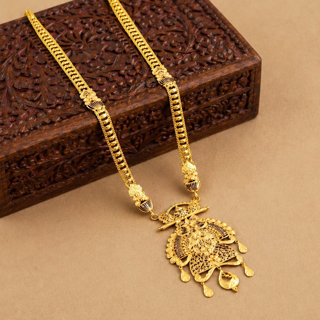 Where heritage meets fine craftsmanship.
This exquisite gold Sitahaar is thought